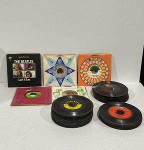 lot 36 image: Large Variety of Vintage 45s