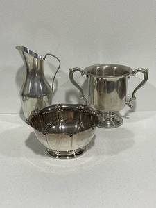 lot 49 image: Collectible Oneida and Pewter Housewares