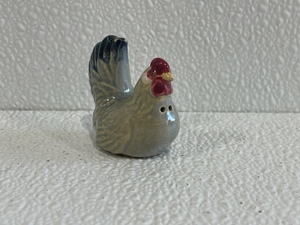 lot 58 image: Rosemeade Pottery SaltPepper Shaker