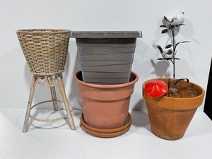 lot 93 image: PlanterPots