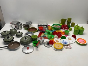 lot 100 image: Large Assortment of Childrens Play Dishware