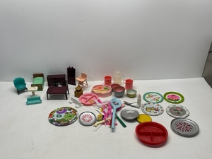lot 101 image: Childrens Dollhouse Furniture and Dishes