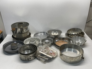lot 112 image: Large Assortment of Baking Pans
