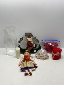lot 130 image: Variety of Vintage and Seasonal Items