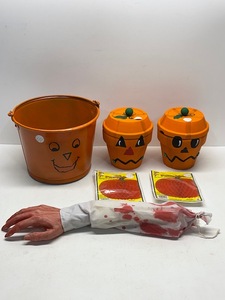 lot 132 image: Halloween Decor