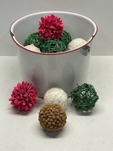 lot 133 image: Ball Mix Bowl Decor and Pan