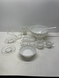 lot 138 image: Vintage Glassware, Some Milk Glass