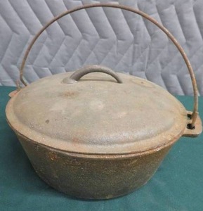 CAST IRON DUTCH OVEN