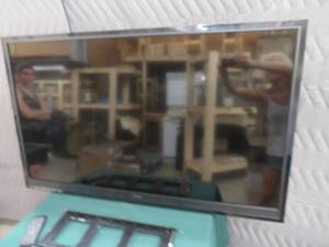 52 VISIO TV WITH WALL MOUNT
