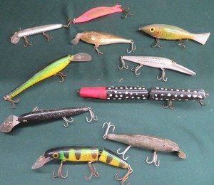9 VINTAGE FISHING LURES