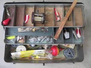 VINTAGE TACKLE BOX FULL OF VINTAGE TACKLE