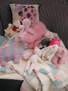 VINTAGE HAND MADE QUILT WITH PIGS