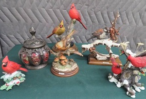 LARGE LOT OF DECO BIRS FIGURINES.