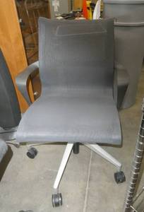 lot 11 image: Nice mesh office chair