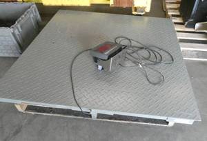 lot 14 image: Loading dock pallet scale 48 inches square, in very good condition, works