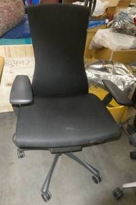 lot 21 image: black fabric office chair