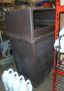 lot 23 image: Garbage can with cover