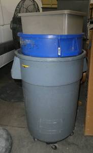 lot 30 image: Lot of 3 large garbage cans