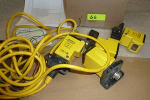 lot 66 image: FOUR Banner Q45BW22LPQ photoelectronic sensors