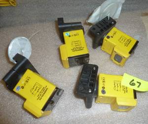 lot 67 image: FOUR Banner Q45BW22LPQ photoelectronic sensors