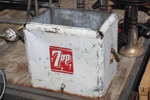 lot 319 image: Vintage 7-Up Metal Cooler