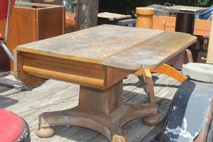 lot 326 image: Vintage 1778-1872 Daniel Bullard Wood Drop Leaf Coffee Table