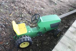 lot 403 image: Childrens John Deere Toy Tractor
