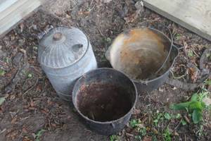 lot 408 image: Vintage (2) Pots, (1) Galvanized Gas Can