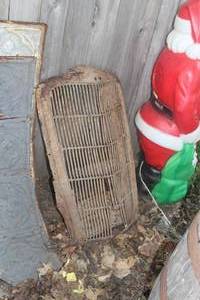 lot 409 image: Vintage 1920s Metal Automobile Grill