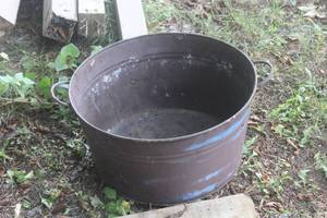 lot 411 image: Painted Galvanized Wash Tub