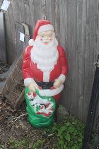 lot 412 image: Vintage Blow Mold Santa Claus Yard Dcor