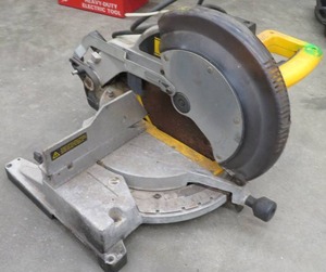 DEWALT 12 COMPOUND MITER SAW
