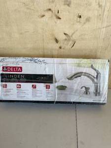 Delta Linden Single-Handle Pull-Out Sprayer Kitchen Faucet with SoapLotion Dispenser in Stainless Steel