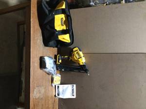 lot 52 image: 20-Volt Max Lithium-Ion 18-Gauge Cordless Brad Nailer Kit by DEWALT Customer Returns See Terms on Auction