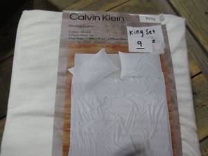 lot 9 image: Calvin Klein Home Modern Cotton Body, King 4 Piece Sheet Set ,White