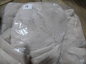 lot 18 image: Faux Rabbit Fur Throw Blanket - Threshold-Neutral