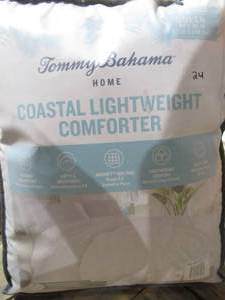 lot 24 image: Tommy Bahama Home Coastal Lightweight Comforter (Queen, Light Gray)