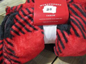 lot 28 image: Wondershop Throw