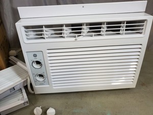 lot 85 image: GE 5000 Btu Window Air Conditioner - Needs Knobs