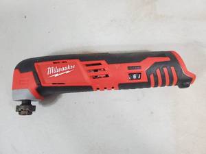lot 35 image: Milwaukee M12 12-Volt Lithium-Ion Cordless Oscillating Multi-Tool