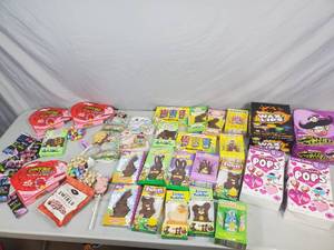 lot 101 image: Large Lot of Candy, Chocolate, Tootsie Pops, Etc