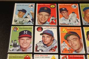 lot 33 image: 1954 Topps Baseball Card Lot  24 Cards
