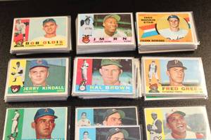 lot 37 image: 1960 Topps Baseball Card Lot  140 Cards