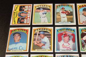 lot 57 image: 1972 Topps Baseball Card Lot  24 Cards