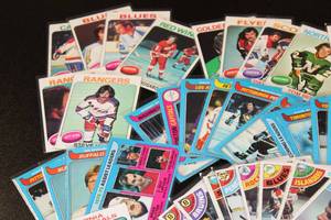 lot 127 image: Vintage 1970s Hockey Card Lot  49 Cards