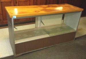 lot 334 image: Vintage Display Counter