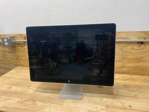 lot 42 image: APPLE Cinema Display (24-Inch)