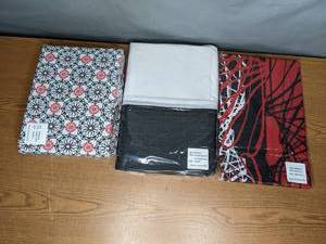 lot 95 image: Spirals 20-Pc. Bedroom Set - Queen