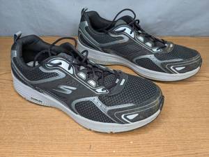 lot 208 image: Skechers Mens GOrun Consistent Running Shoe Size 13
