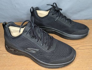 lot 212 image: Skechers Mens GOwalk Arch Fit Idyllic Walking Sneaker Size 8.5